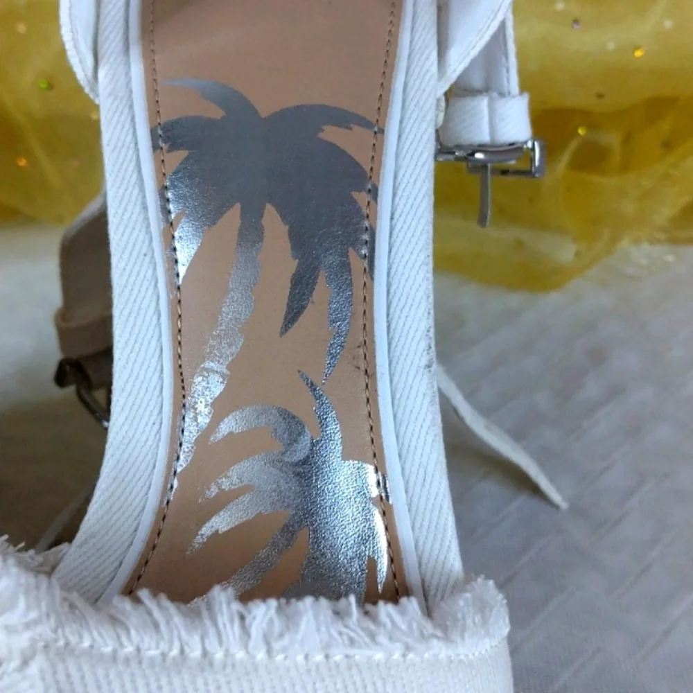 Gianni Bini NWT White Denim Studded Platform Sandals 9.5 Buckle Closure. - Picture 10 of 16